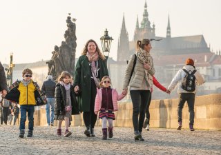 Rodinná politika se redukuje na porodnost a důchody. Co české diskusi uniká?