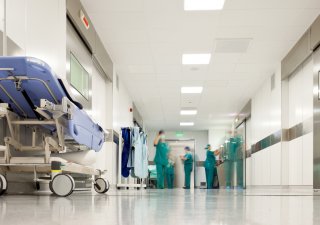V největších pražských nemocnicích vypovědělo přesčasy 18 až 38 procent lékařů