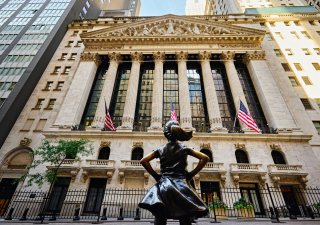 Amerika jde volit. A Wall Street už vyhlíží zisky