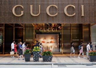 Akcie vlastníka Gucci stíhají výprodeje. Těžkou hlavu mu dělá vadnoucí poptávka v Číně