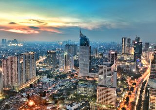 Letecký pohled na kancelářské budovy v centrální obchodní čtvrti Jakarty v hlavním městě Indonésie