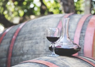 Francouzští vinaři zkoušejí skleněné sudy