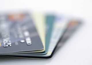 Hlídejte si pojistky u platební karty. Ty nejlevnější kryjí jen málo rizik