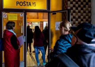 Česká pošta od července mění pravidla, u takzvaných ekonomických listovních zásilek prodlouží doručovací dobu ze dvou dnů na tři.