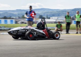 Studenti z ETH Zurich a Lucerne University ve Švýcarsku postavili elektromobil, který umí zrychlit více než gepard a vůz formule 1. Z nuly na sto zrychlí pod vteřinu.