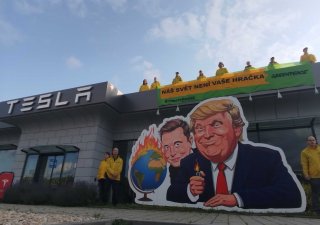 Greenpeace protestují na prodejně Tesla v Čestlicích proti Trumpovi a Muskovi