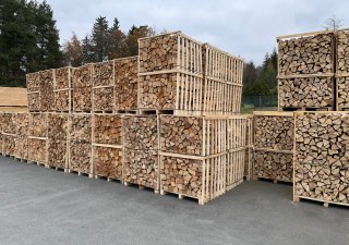 palety palivového dřeva