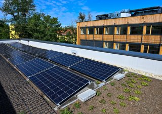 Gymnázium v Českobrodské ulici v Praze s novými solárními panely na střeše