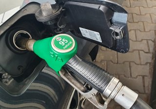 Zaplatit za benzin či naftu přímo z auta? Ještě letos, slibuje Škoda Auto.