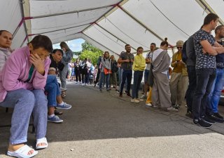 Uprchlíci z Ukrajiny čekají před krajským asistenčním centrem pomoci Ukrajině, 14. června 2022, Praha.