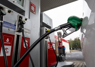 Lukáš Kovanda: Benzin mírně zdražil. Přesto čeká motoristy nečekaně levné léto