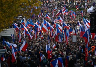 Demonstrace za odvolání a demisi vlády premiéra Petra Fialy (ODS) s názvem Nenásilná revoluce - Česká republika na 1. místě, 28. října 2022, Václavské náměstí, Praha.