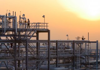 Státní ropný gigant Saudi Aramco má nižší zisk. Dividendu ale zvýší o miliardy