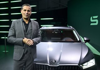 Představení nové generace automobilu Škoda Superb, 2. listopadu 2023, Dolní Břežany. Na snímku pózuje předseda představenstva společnosti Škoda Auto Klaus Zellmer.