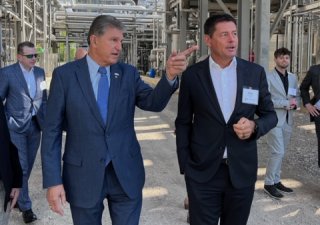 Vlastník skupiny KKCG Karel Komárek (vpravo) a americký senátor Joe Manchin na zahájení ostrého provozu továrny na metanol v Charlestononu v Západní Virginii.