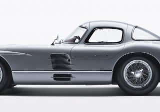 Mimořádně vzácný exemplář závodního automobilu Mercedes-Benz 300 SLR Uhlenhaut z roku 1955 se na soukromé aukci 5. května 2022 prodal za 135 milionů eur (3,3 miliardy korun). Stal se tak nejdražším prodaným automobilem všech dob, oznámila automobilka.