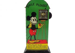 Pokladnička s Mickey Mousem ze 30. let 20. století byla v prosinci 2021 vydražena na aukci v britské síni David Duggleby za 5800 liber.
