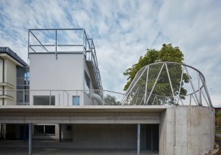 Školka v Jablonci nad Nisou. Dostavbu z monolitického betonu navrhli architekti ze studia Mjölk.
