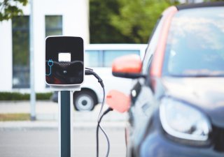 Británii hrozí kvůli brexitu krach výroby elektromobilů, varuje třetí největší automobilka na světě