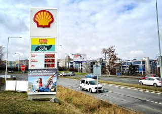 Ceny benzinu v Česku letos přesáhly i hranici 50 korun za litr