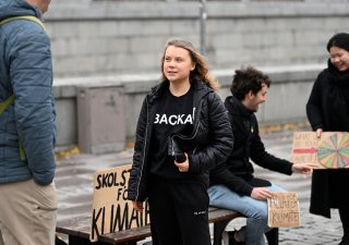 Demonstranti z řad původních obyvatel a ekologických aktivistů, včetně Švédky Grety Thunbergové, zablokovali přístup k několika norským ministerstvům.