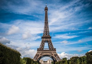 Eiffelova věž, pařížský Louvre i muzeum Orsay o tomto víkendu kvůli vlně veder zavírají své dveře dříve než obvykle.