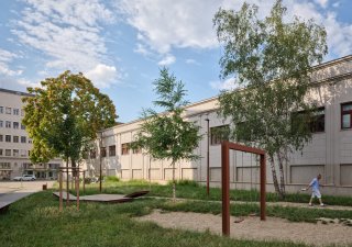 Přestože se jedná o důležitý exponovaný veřejný prostor na rohu Cejlu a Vlhké v centru Brna, plácek měl vždy podobu neutěšeného rozbahněného zákoutí.