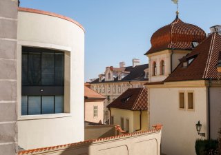 Bytový dům s galerií na Malé Straně v Praze 1 navrhl přední český architekt Ladislav Lábus.
