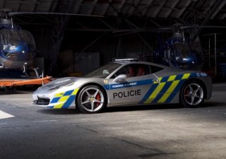 Dopravní policie začne od 25. července využívat vozidlo Ferrari F142-458 Italia, sloužit má především při boji s mezinárodními ilegálními závody