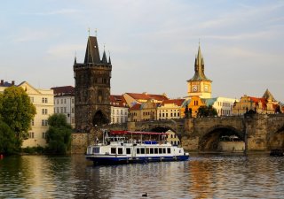 Praha, Karlův most, i letos bude v pražských ulicích slyšet více čeština.