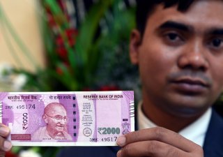 Indická nejvyšší bankovka v hodnotě 2000 rupií.