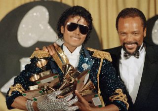 Michael Jackson posbíral rekordní počet Grammy za album Thriller, nejprodávanější desku všech dob.