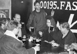 Party u příležitosti čtvrtého výročí otevření rockového klubu Bunkr 17.listopadu 1995. Na snímku je český prezident Václav Havel (vpravo) Martin Mejstřík (stojící s cigaretou) a bývalý poslanec a hudebník Michael Kocáb (v čele stolu).