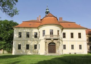 Barokní zámek v Mirošově je na prodej.