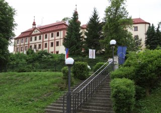 Úřad pro zastupování státu ve věcech majetkových napotřetí neuspěl s prodejem barokního zámku Bezdružice na Tachovsku s téměř dvouhektarovým lesoparkem.