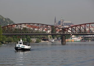 Osud Železničního mostu pod Vyšehradem, ač bylo navrženo jeho zbourání, není ještě zpečetěn.