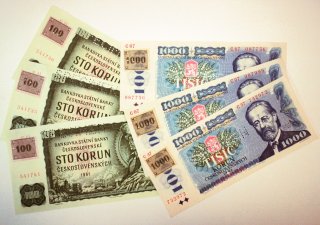 Kolkované bankovky v hodnotě 100 Kč a 1000 Kč. (původní bankovky v hodnotě 100 Kčs a 1000 Kčs)