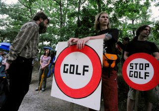 Nastane konečně klid? Bývalý golfový areál v Praze-Klánovicích a plány majitelů na jeho obnovu vyvolaly v roce 2008 protesty místních obyvatel.