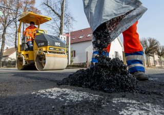 Kraje příští rok nedostanou státní příspěvek na opravy silnic druhé a třetí třídy.