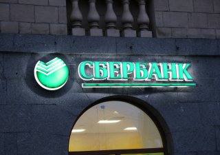 Logo Sberbanky na její pobočce v ruském Petrohradě.