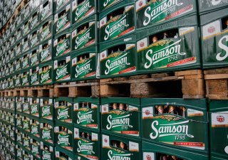 Dražší pivo nevadí. Majitel budějovického Samsonu AB InBev zvýšil ceny a díky tomu i zisk