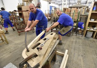 Společnost TON, výrobce nábytku z Bystřice pod Hostýnem na Kroměřížsku, bude propouštět. Snímek z června 2018 ukazuje ruční ohýbání dřeva k výrobě židlí.