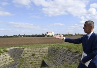 Bbiš na snímku z roku 2019, když chtěl na pozemcích u metra v Letňanech stavět vládní čtvrť.