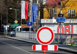 Lidé jezdí nakupovat do Polska, jak radil premiérův poradce. Celníkům se teď nelíbí, že toho vozí moc