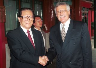 Ve věku 96 let 30. listopadu 2022 zemřel bývalý čínský prezident Ťiang Ce-min. V roce 1994 se v Pekingu setkal i s tehdejším českým premiérem Václavem Klausem.