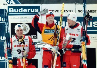 Osminásobný olympijský vítěz a devítinásobný mistr světa Bjorn Daehlie (na snímku uprostřed) se po nástupu levicové vlády v Norsku na podzim 2021 opustit zemi.