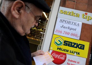 Češi si na důchod spoří, ale málo. Investování se bojí, raději spoléhají na štěstěnu a sází