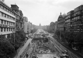 Stavba vestibulu stanice Můstek uprostřed Václavského náměstí, spojující trasu A a trasu B na snímku z 5. října 1976.