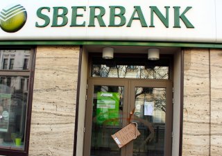 Uzavřená pobočka ruské banky Sberbank s barvou potřísněnými dveřmi a výlohami na Strossmayerově náměstí v Praze 26. února 2022.