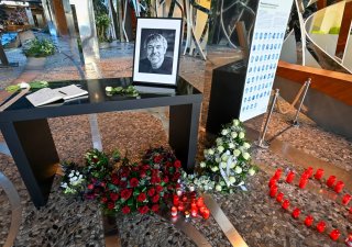 Pietní místo s kondolenční knihou pro rodinu Petra Kellnera v sídle společnosti PPF v pražských Dejvicích na snímku z 30. března 2021
